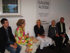 Gäste auf der Vernissage in der Galerie Altesse